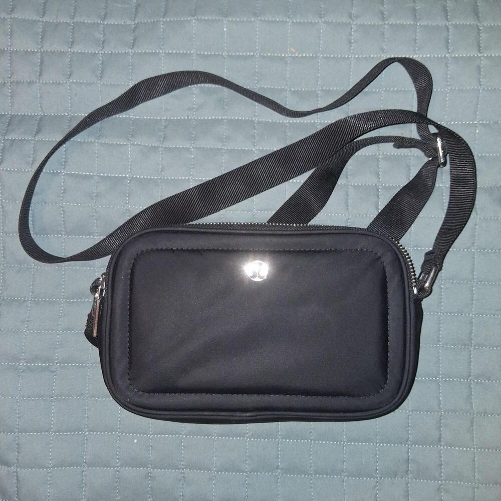 ✨ Lululemon Crossbody Camera Bag 2L - Black & Silver ✨